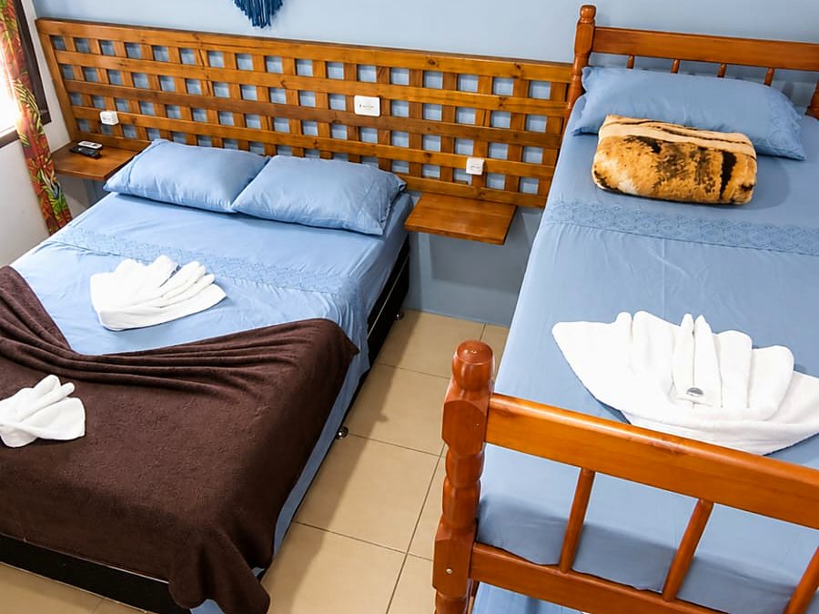 Dormitório da Casa 01 com cama de casal e beliche