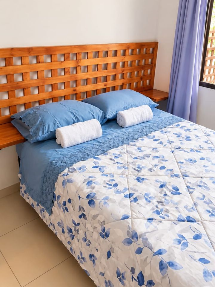 Quarto com cama de casal arrumada