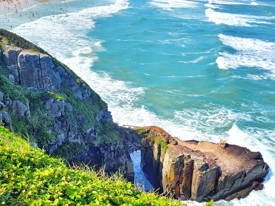 Falésias e mar turquesa no Parque da Guarita, em Torres
