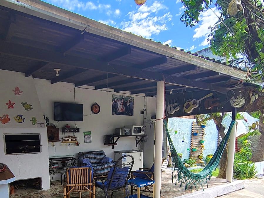 A área coberta da Morada da Lagoa — Sombra, rede e mesa para os dias de sol forte ou de chuva